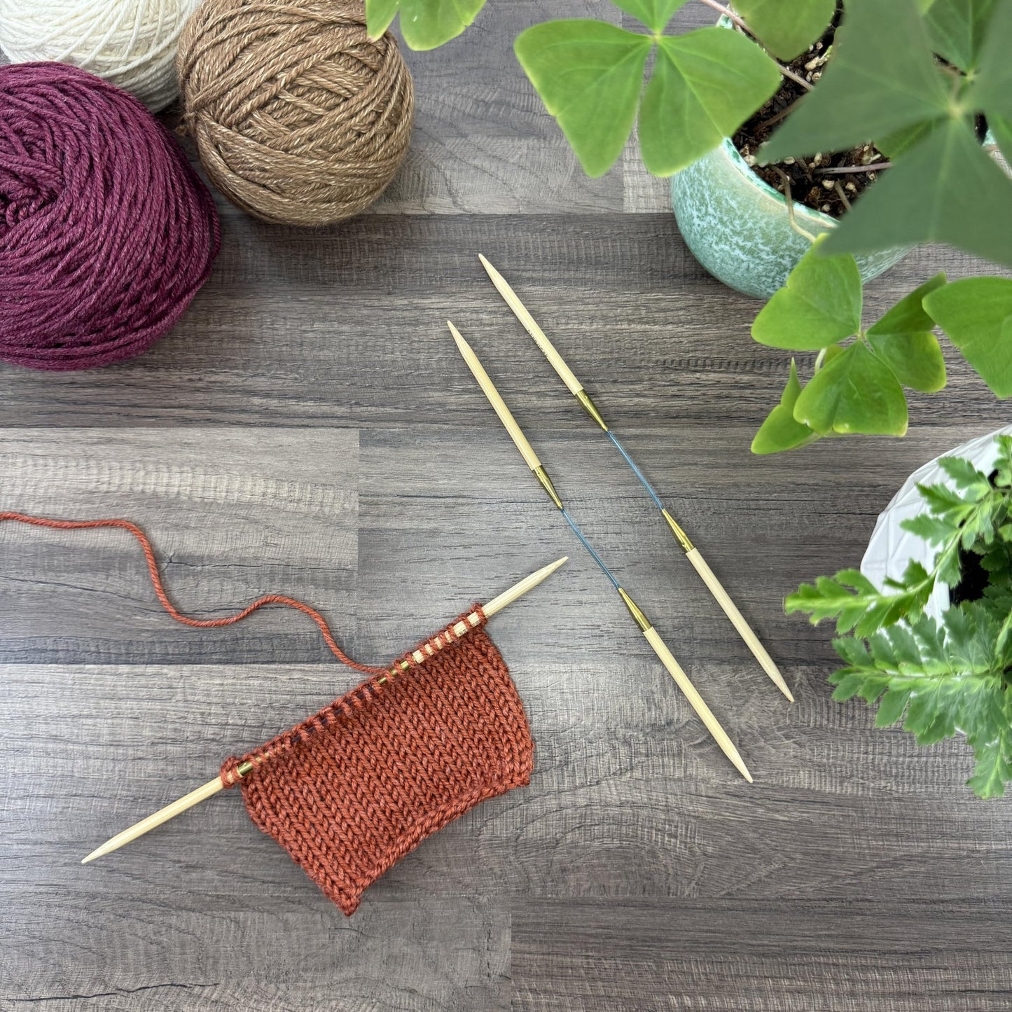 skacel by addi Double Pointed Knitting Needles, 9.5 Inch (24 cm) Flexiflips Double Point Bamboo Knitting Needle Pair with Nylon Cord, 4.5 mm (US Size 7)