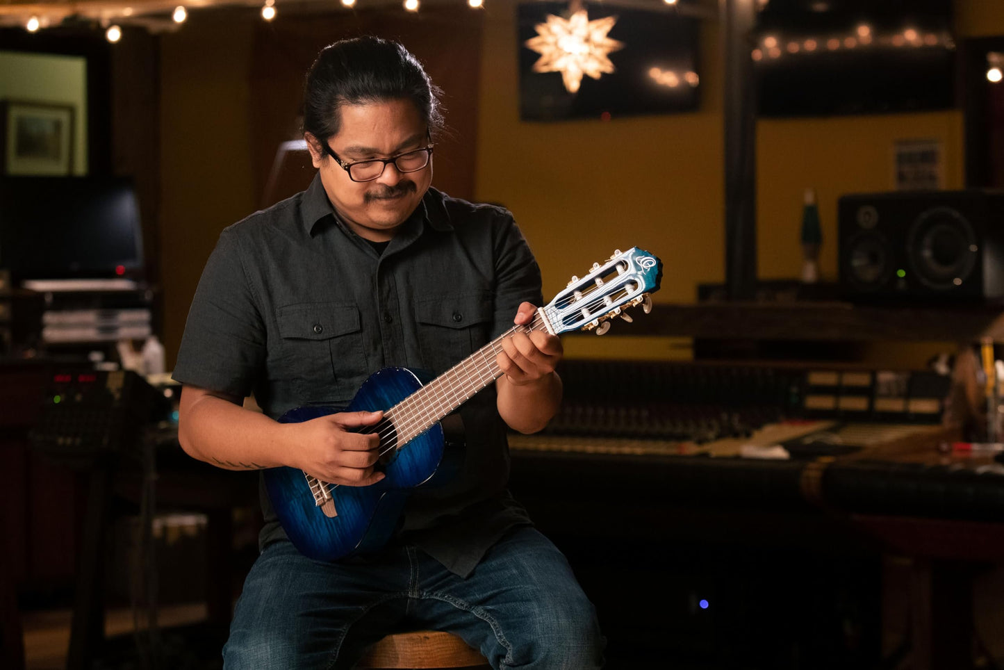 Ortega Guitars 6 String Timber Series Acoustic-Electric Guitarlele w/Bag, Right (RGLE18BLF)