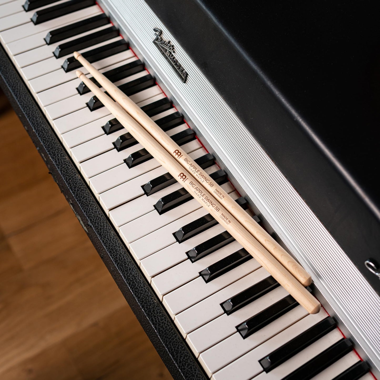 Meinl Stick & Brush Drumsticks, Big Apple Swing 5B — North American Light Maple with Small Acorn Shape Wood Tip — Made in Germany (SB124)