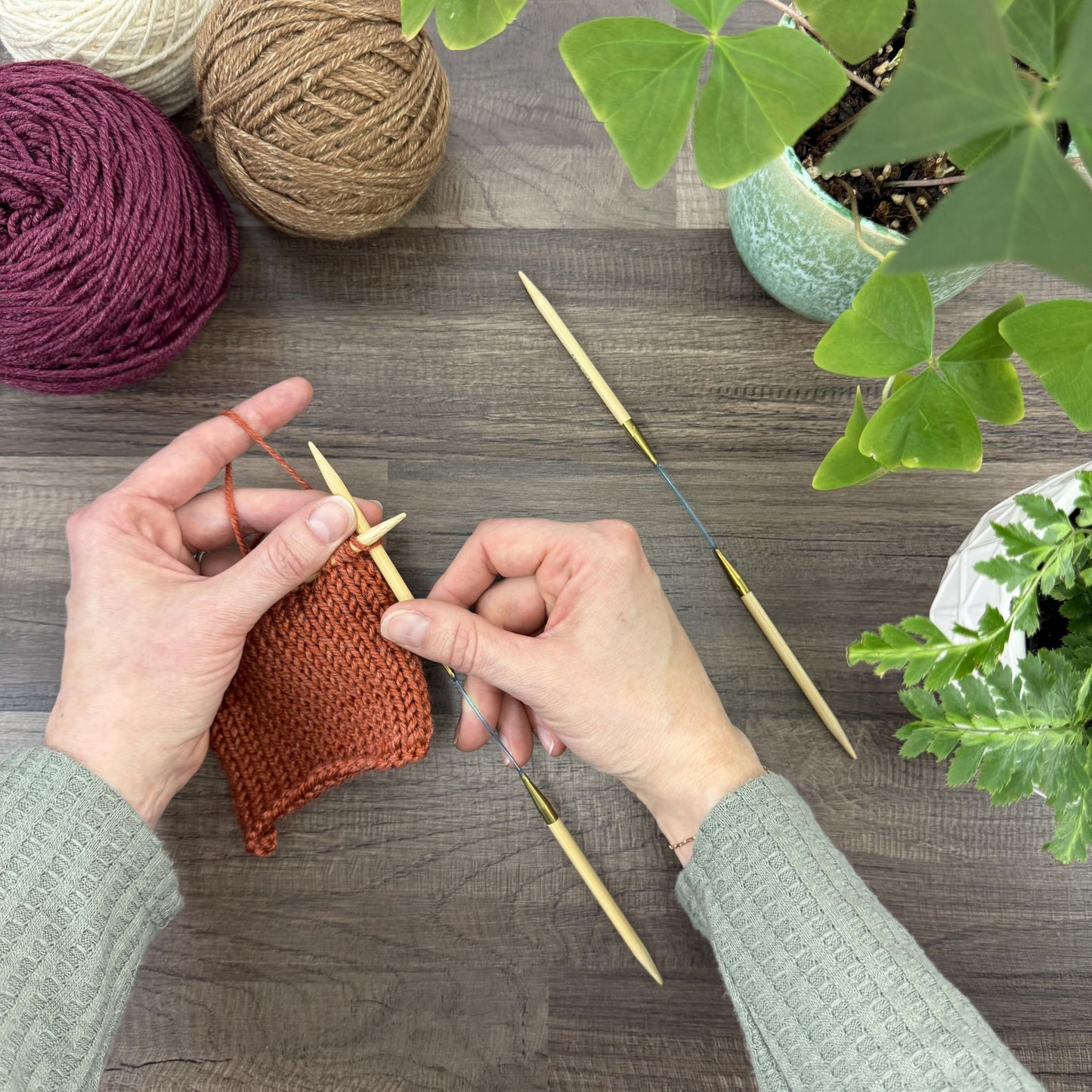 skacel by addi Double Pointed Knitting Needles, 9.5 Inch (24 cm) Flexiflips Double Point Bamboo Knitting Needle Pair with Nylon Cord, 4.5 mm (US Size 7)