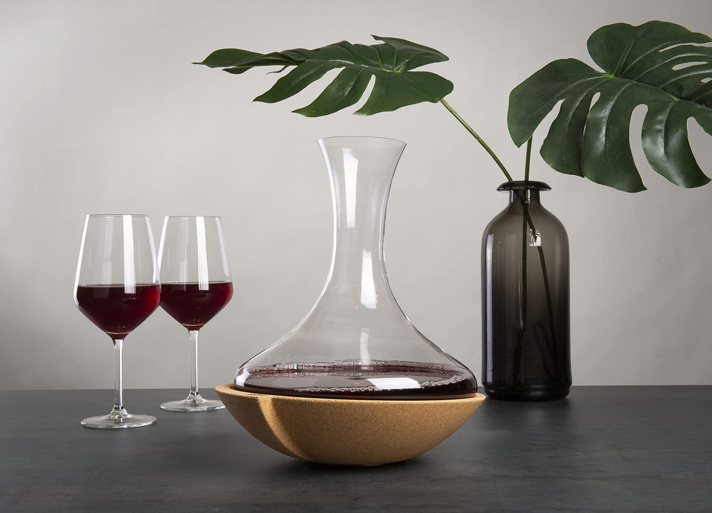 Vacu Vin Swirling Wine Decanter – Rotating Wine Aerator Carafe with Swirl Base – Enhances Flavor & Aroma – Elegant Glass Design – 750ml Capacity – Unique Wine Accessory for Entertaining