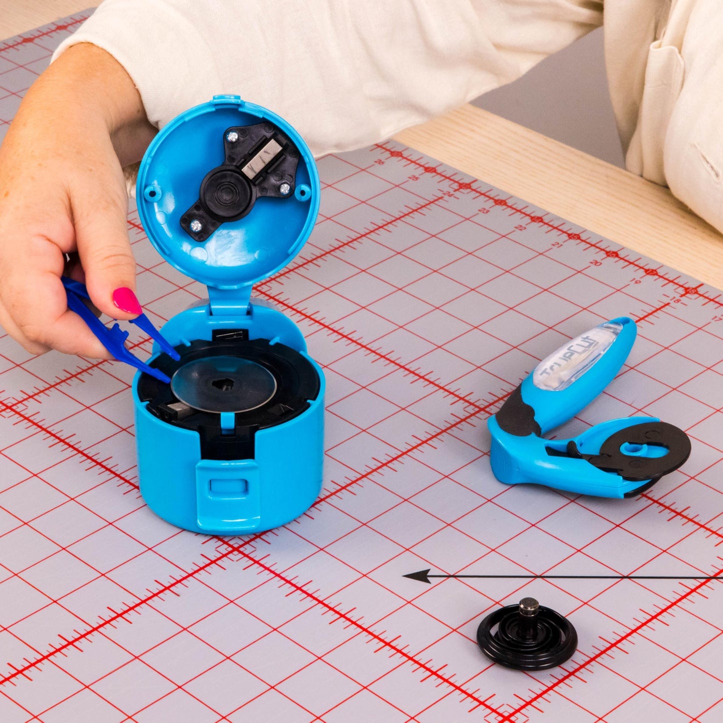 TrueCut TrueSharp 2 Rotary Cutter Blade Sharpener – Fast, Easy Diamond Grit Sharpener for 28mm, 45mm & 60mm Blades – Quilting and Sewing Tool