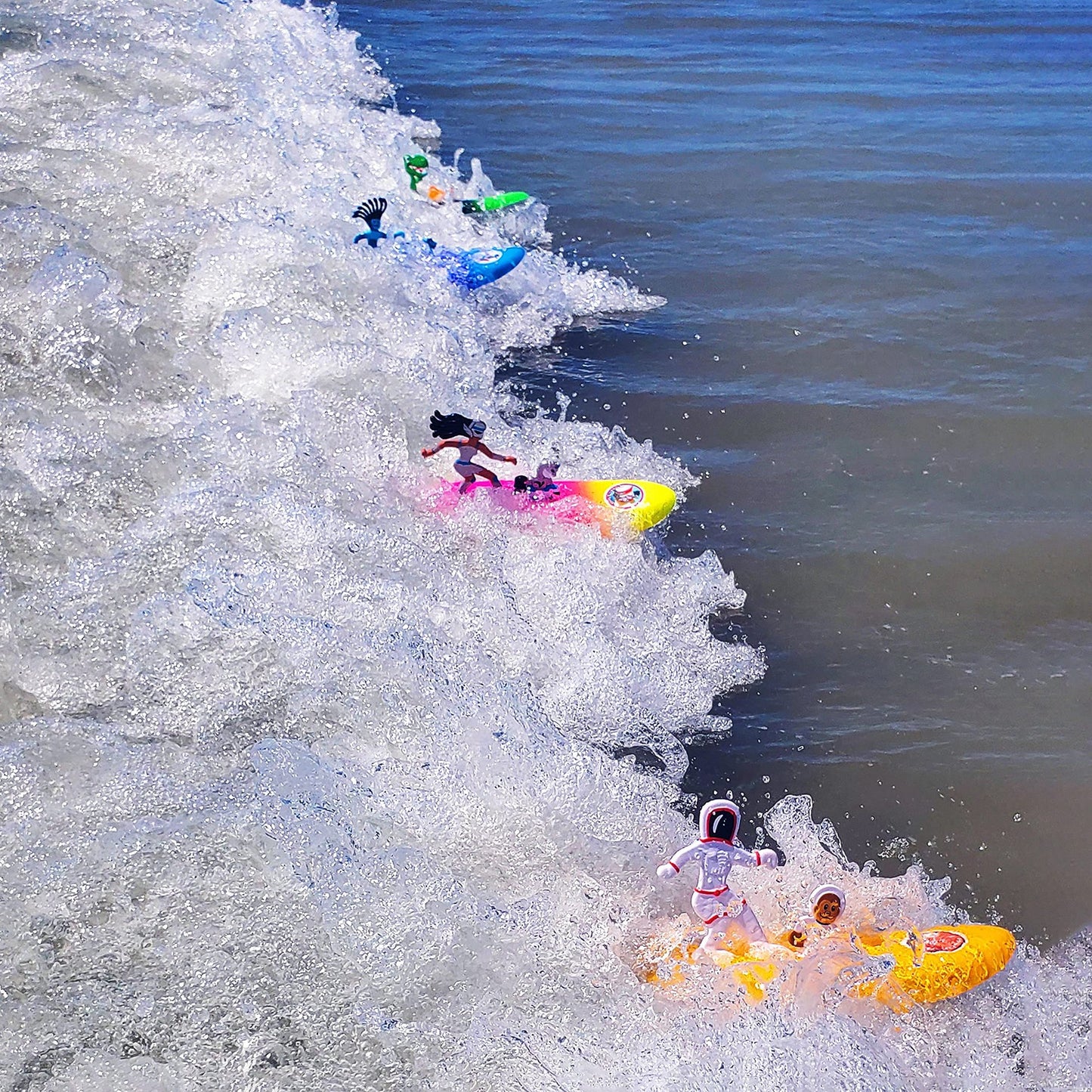 Surfer Dudes Legends & Surfer Pets Wave Powered Mini-Surfer, Pet and Surfboard Beach Toy