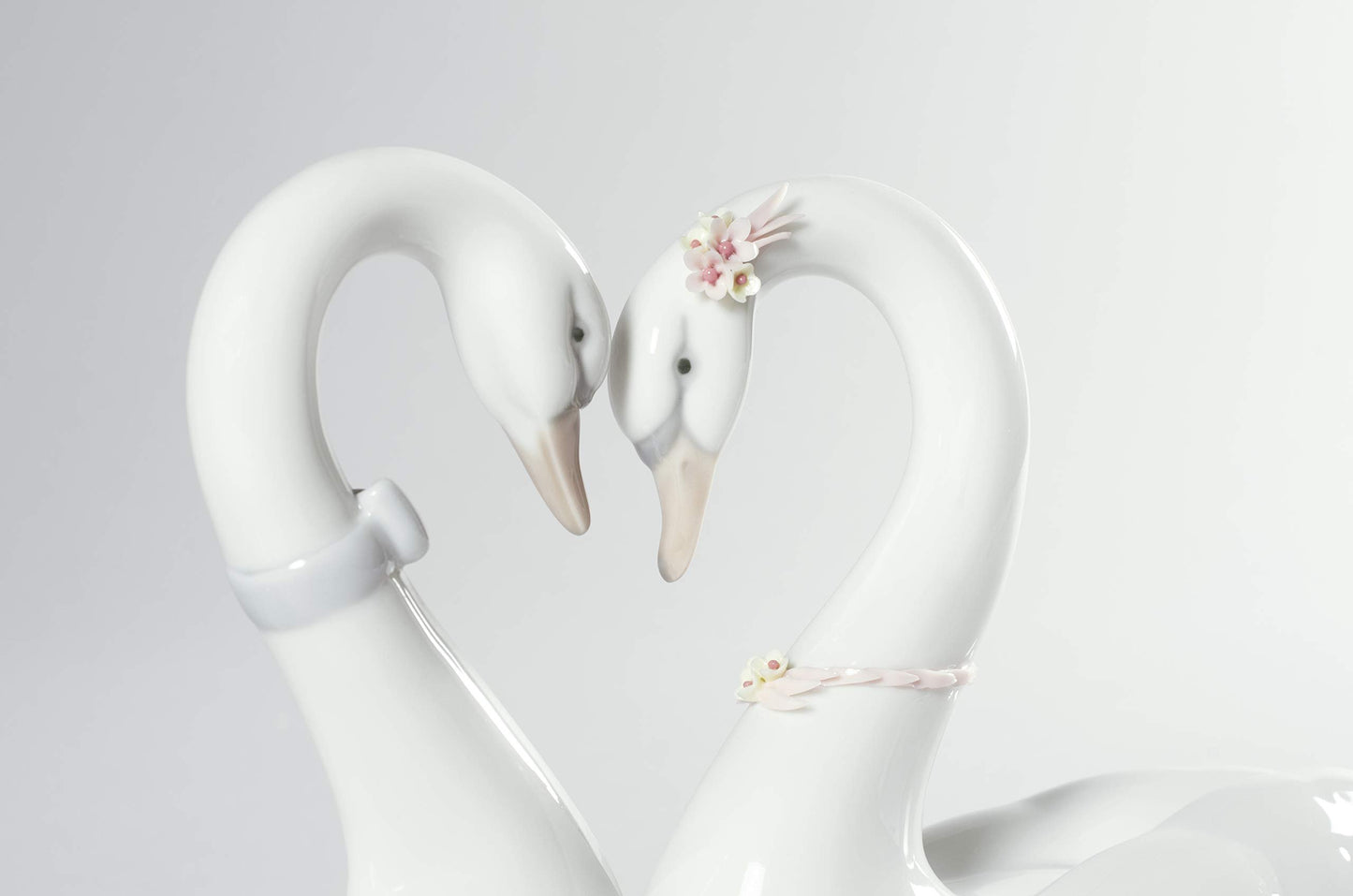 LLADRÓ Swan Couple White Heart Glossy White Porcelain Figurine. Heart-Shaped Porcelain Swan Figurine.