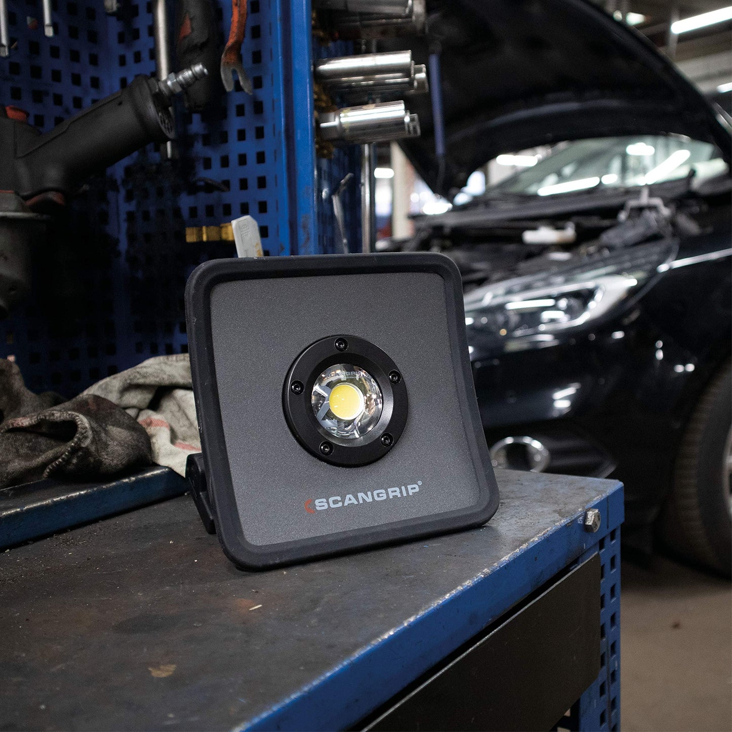 SCANGRIP NOVA R, Rechargeable COB LED Floodlight, 2000 Lumen, Handheld, 5 Step Dimming, Powerful Built-in Magnet, Waterproof (IP67), Long Operating Time, Slim and Compact, Built-in Power Bank with USB