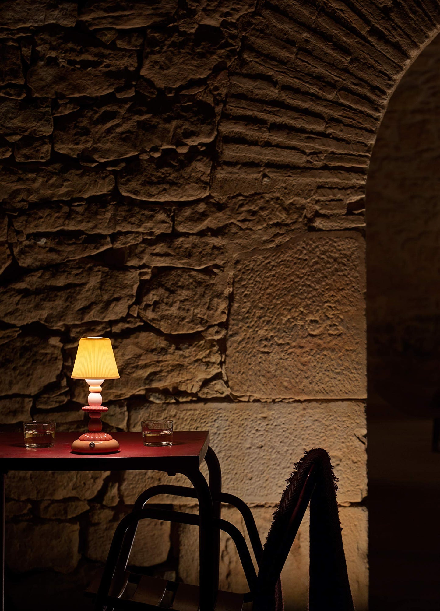 LLADRÓ Lotus Firefly Table Lamp. Coral