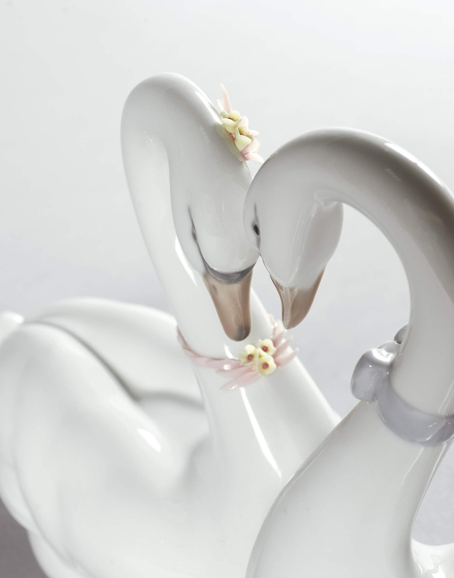 LLADRÓ Swan Couple White Heart Glossy White Porcelain Figurine. Heart-Shaped Porcelain Swan Figurine.