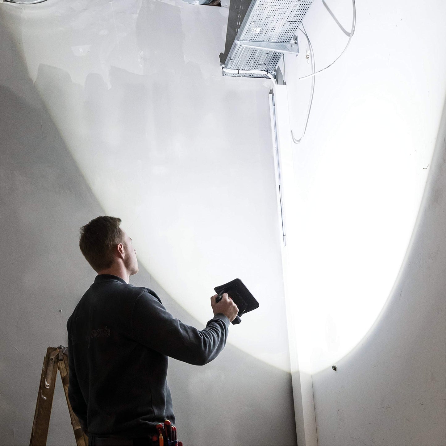 SCANGRIP NOVA R, Rechargeable COB LED Floodlight, 2000 Lumen, Handheld, 5 Step Dimming, Powerful Built-in Magnet, Waterproof (IP67), Long Operating Time, Slim and Compact, Built-in Power Bank with USB