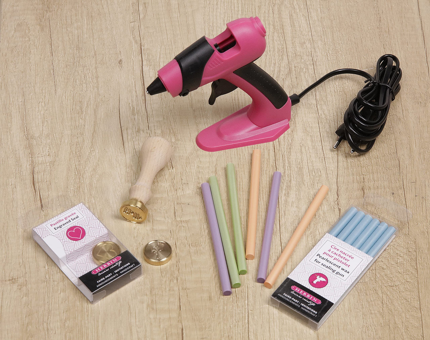 Herbin Glue Gun Sealing Wax Sticks, Package of 6, for Standard Low Heat Glue Gun, Mailable, 5 Seals per Stick, 17 Colors, Classic and Pearlescent
