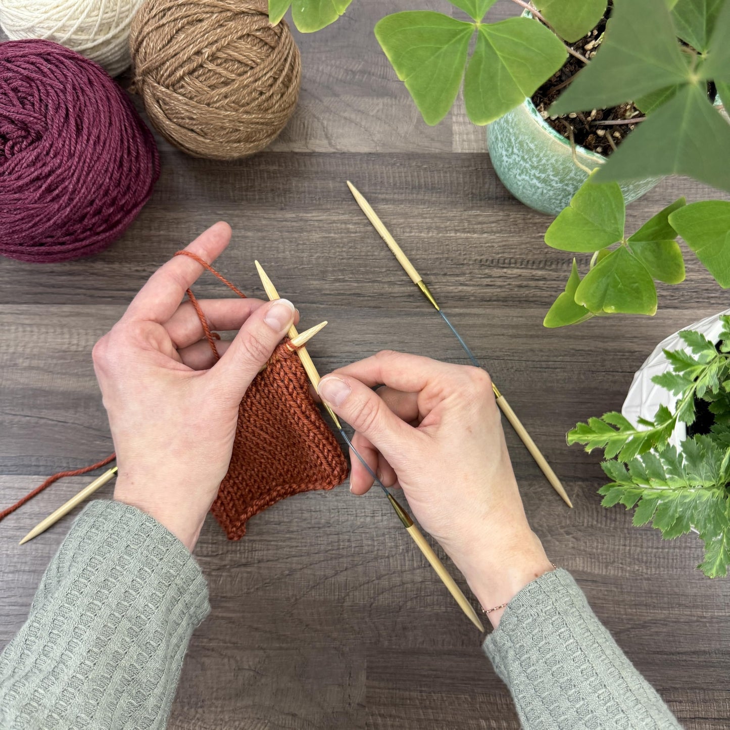 skacel by addi Double Pointed Knitting Needles, 9.5 Inch (24 cm) Flexiflips Double Point Bamboo Knitting Needle Pair with Nylon Cord, 4.5 mm (US Size 7)