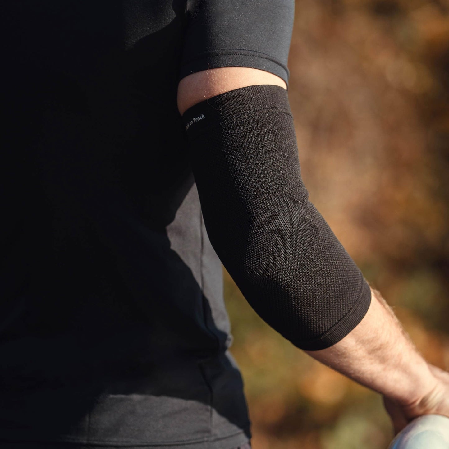 Back on Track Physio 4-Way Stretch Black Elbow Brace - Enhanced Recovery & Support for Tennis, Golf, Training, Work and Daily Activities
