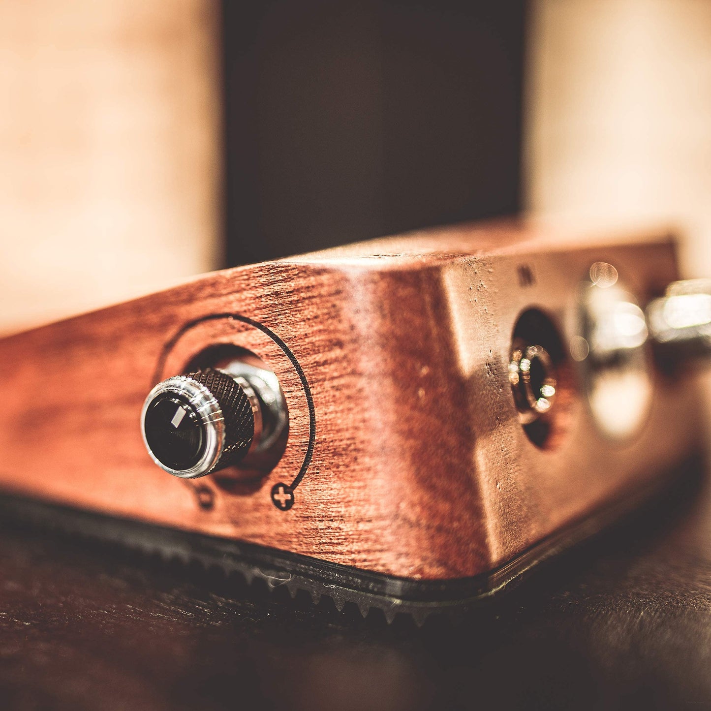 Meinl Percussion Analog Stomp Box for Multi-Instrumentalists with Passive Piezo Pickup — Create Rhythmic Patterns — Features Mahogany Body and Quarter-inch Input/Output Jacks, Brown (MPS1)