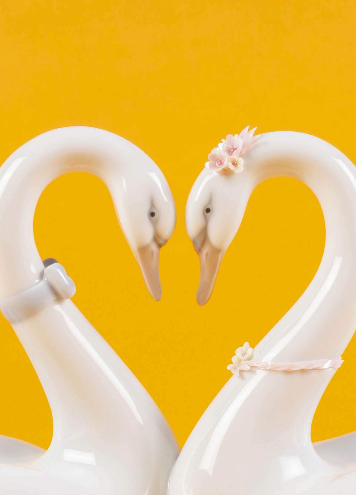 LLADRÓ Swan Couple White Heart Glossy White Porcelain Figurine. Heart-Shaped Porcelain Swan Figurine.
