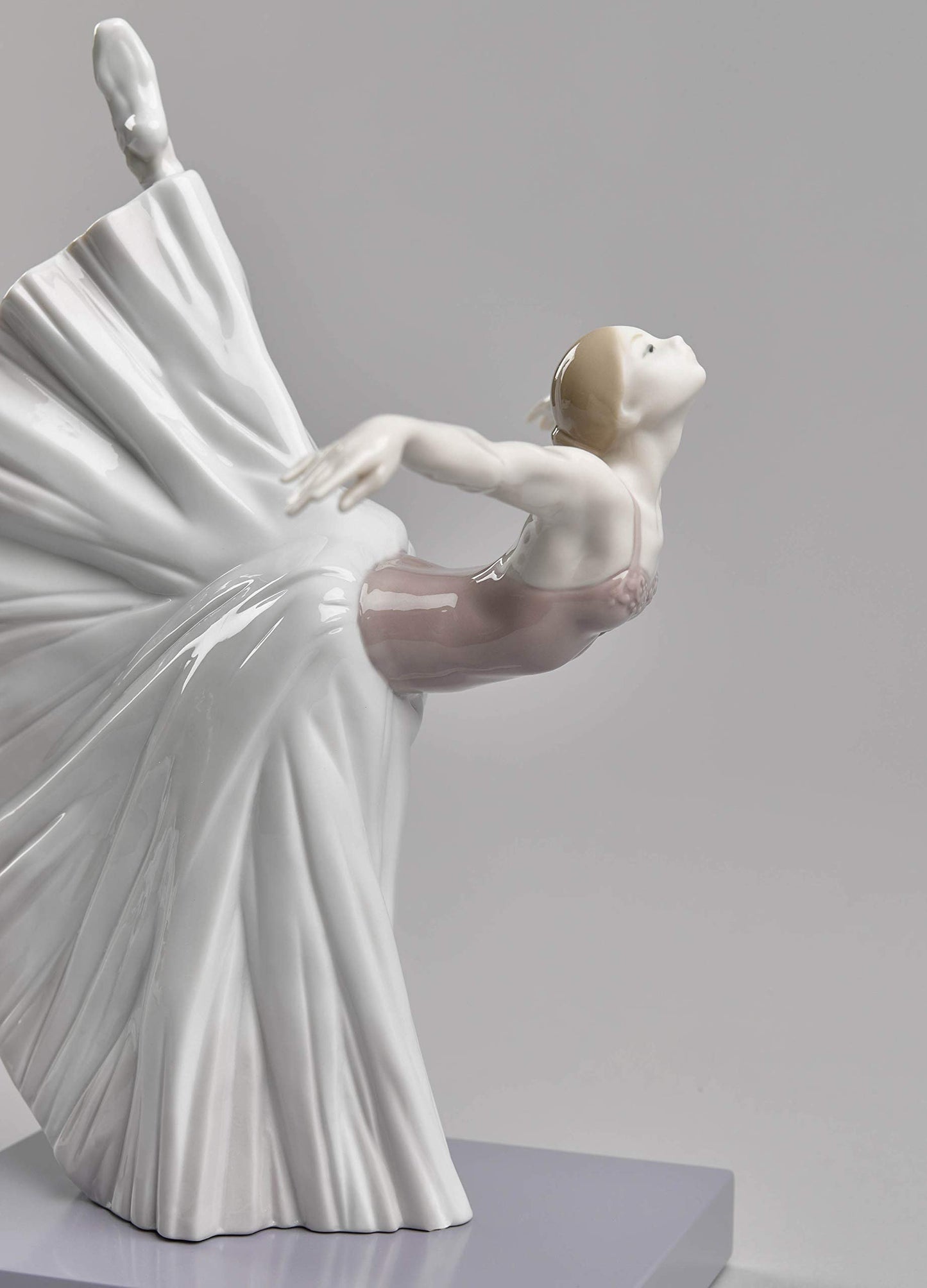 LLADRÓ Giselle Arabesque Ballet Figurine. Porcelain Ballerina Figure.