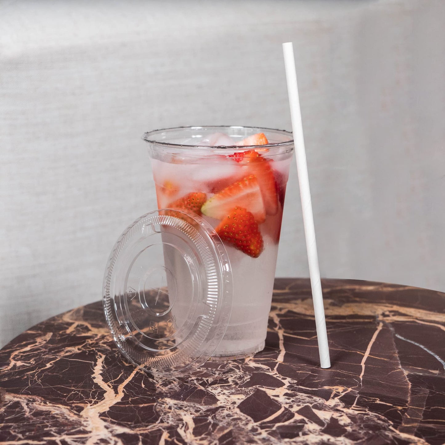 DHG PROFESSIONAL Disposable 20 oz Plastic Crystal Clear Cups with Flat Lids and Paper Straws - For Summary Beverage, Party, to-go