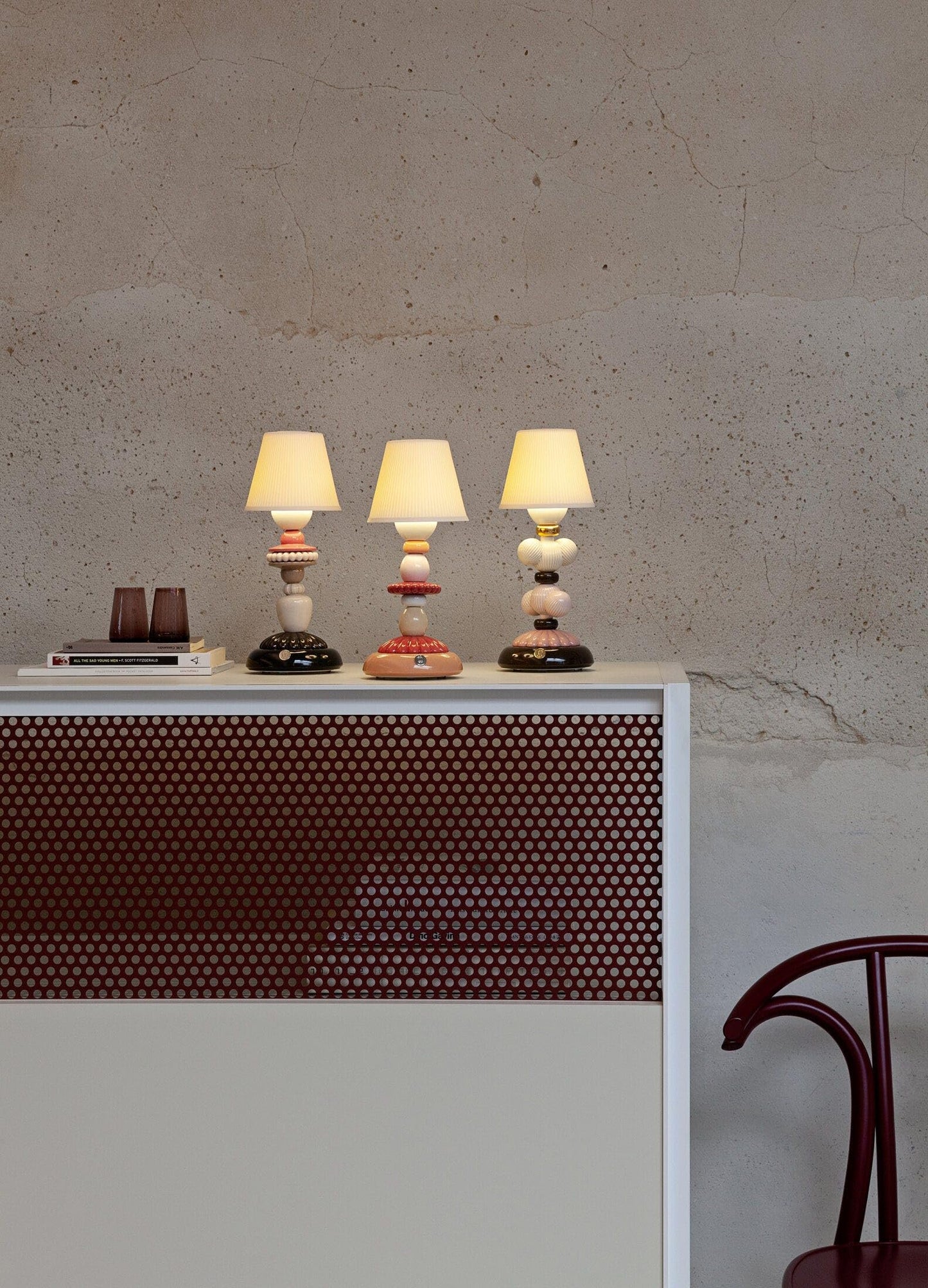 LLADRÓ Lotus Firefly Table Lamp. Coral