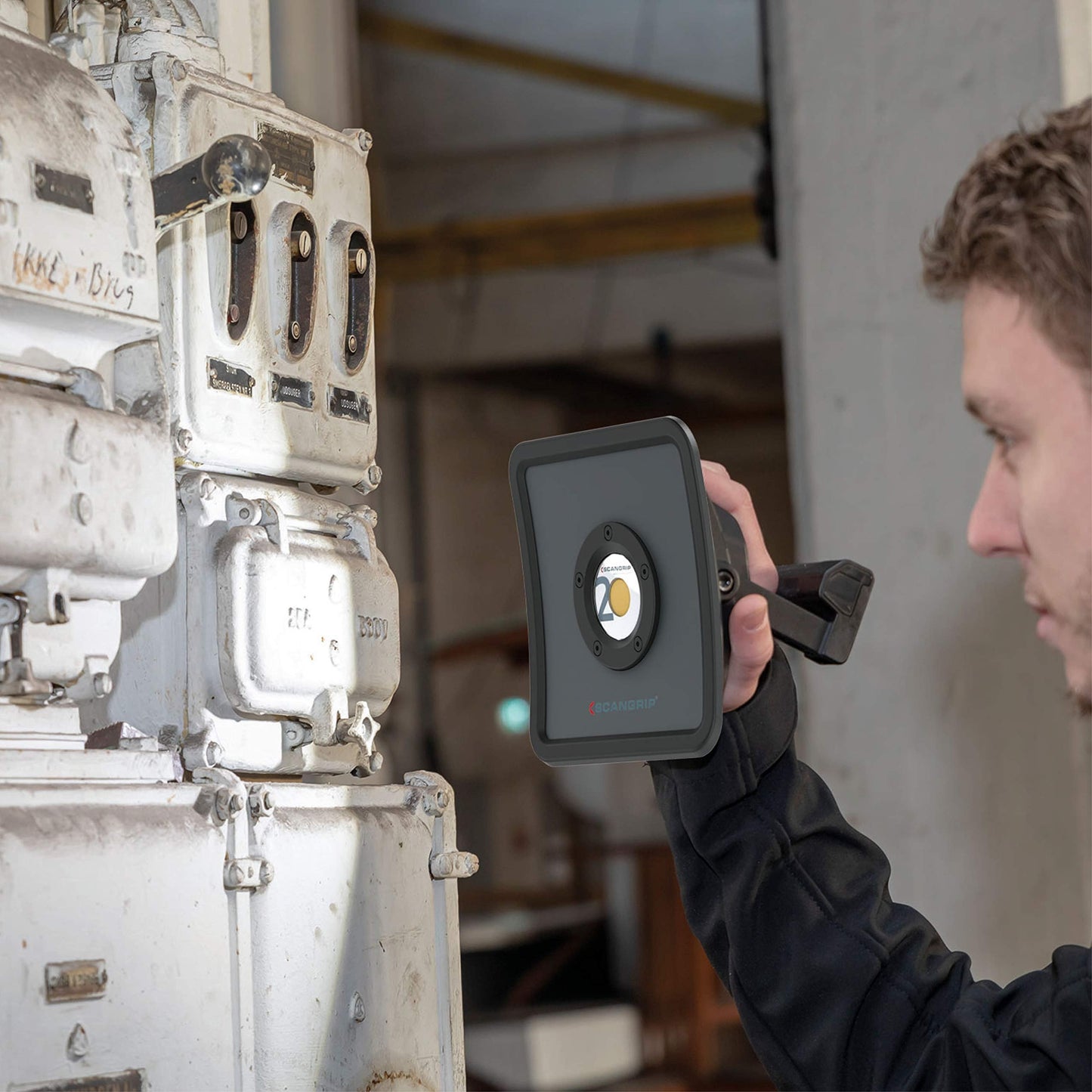 SCANGRIP NOVA R, Rechargeable COB LED Floodlight, 2000 Lumen, Handheld, 5 Step Dimming, Powerful Built-in Magnet, Waterproof (IP67), Long Operating Time, Slim and Compact, Built-in Power Bank with USB