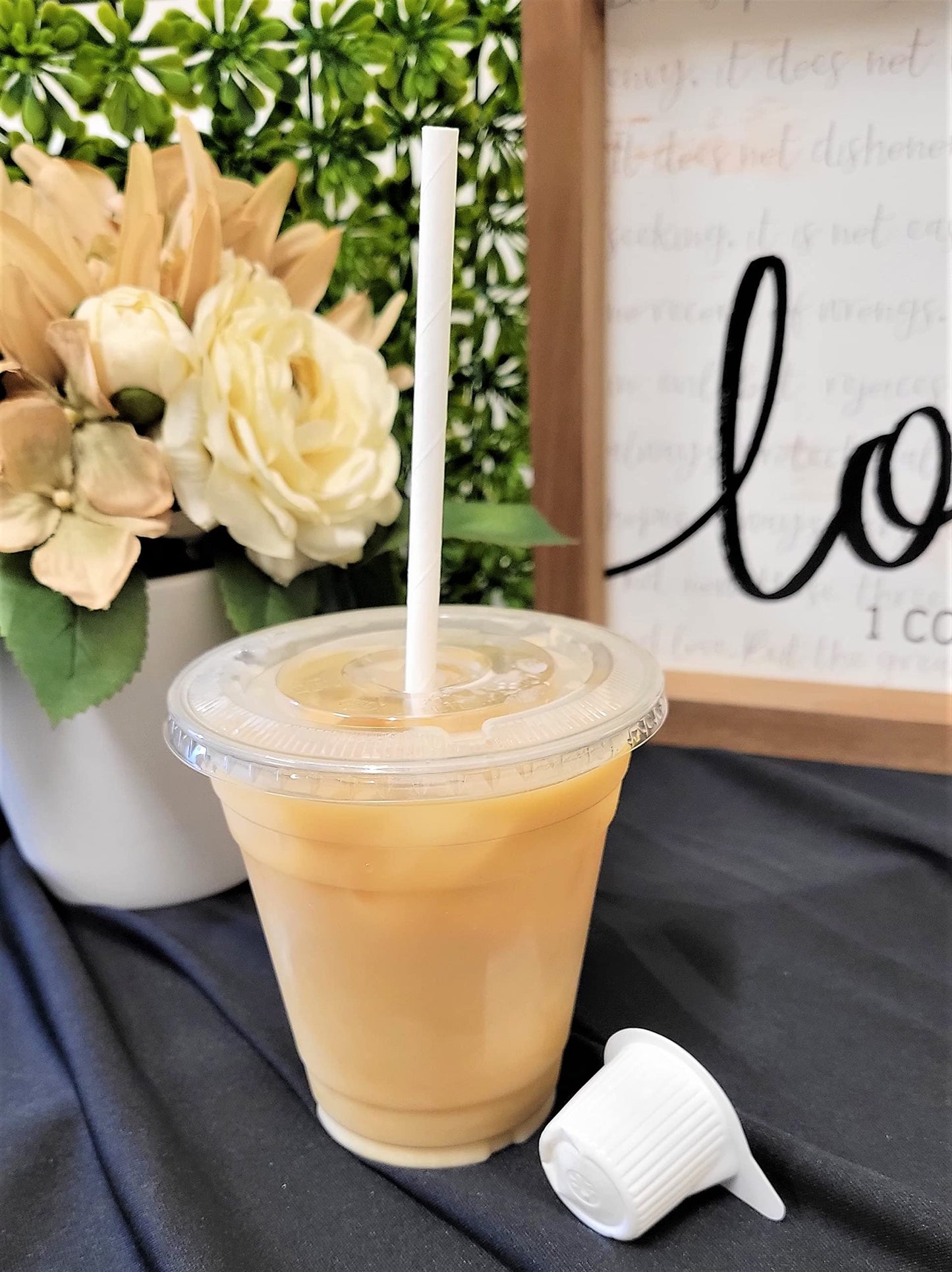 DHG PROFESSIONAL Disposable 20 oz Plastic Crystal Clear Cups with Flat Lids and Paper Straws - For Summary Beverage, Party, to-go