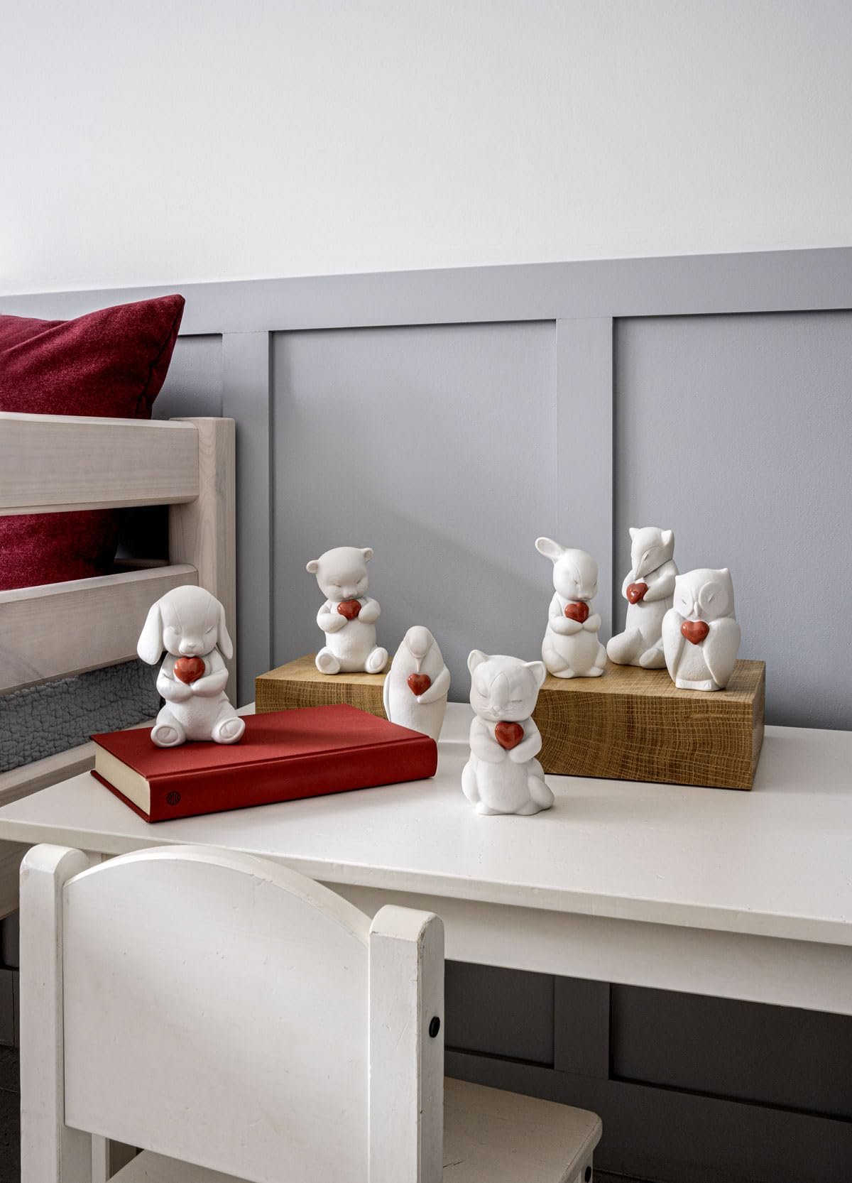 LLADRÓ Porcelain Figure Whiskers-Playful Cat from The Lovely World Collection Dedicated to Love. Decorative Figure of a Cat in Matte White Porcelain with a Red Heart