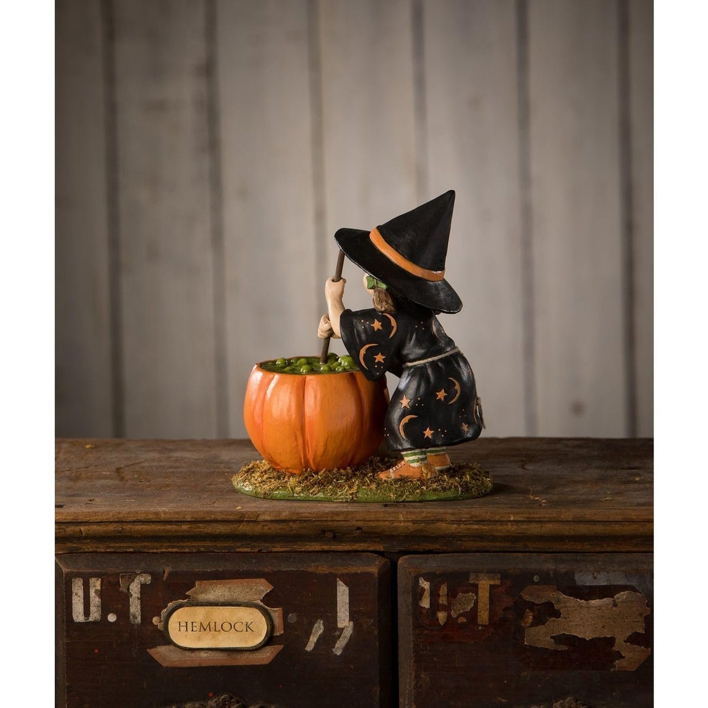 Bethany Lowe Resin Pumpkin Brewing Piper Figurine, Multicolor