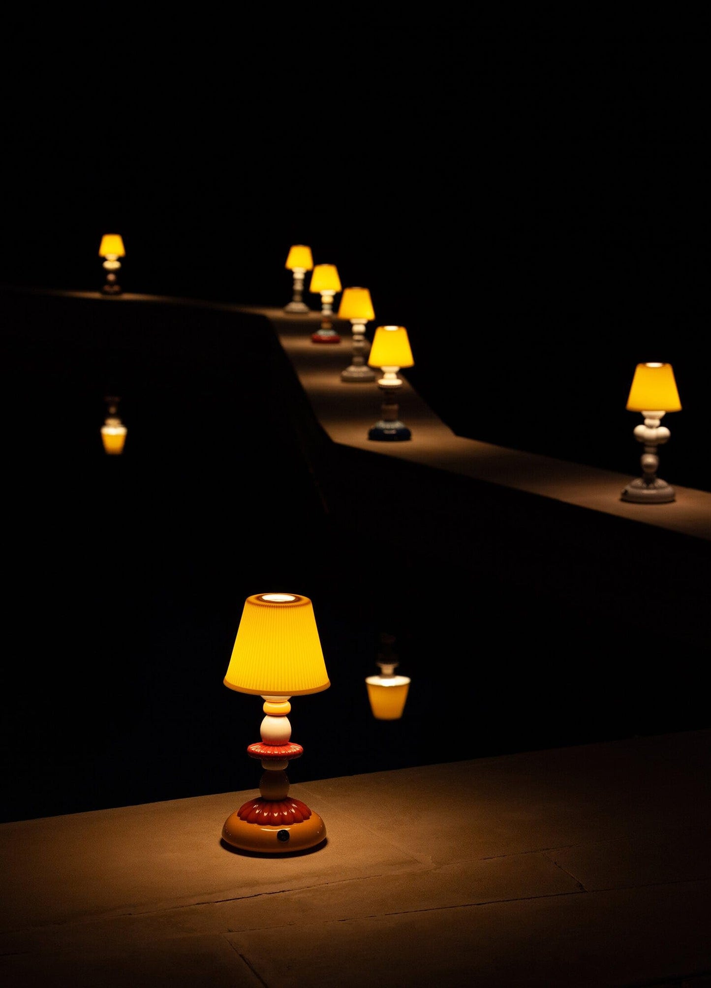 LLADRÓ Lotus Firefly Table Lamp. Coral
