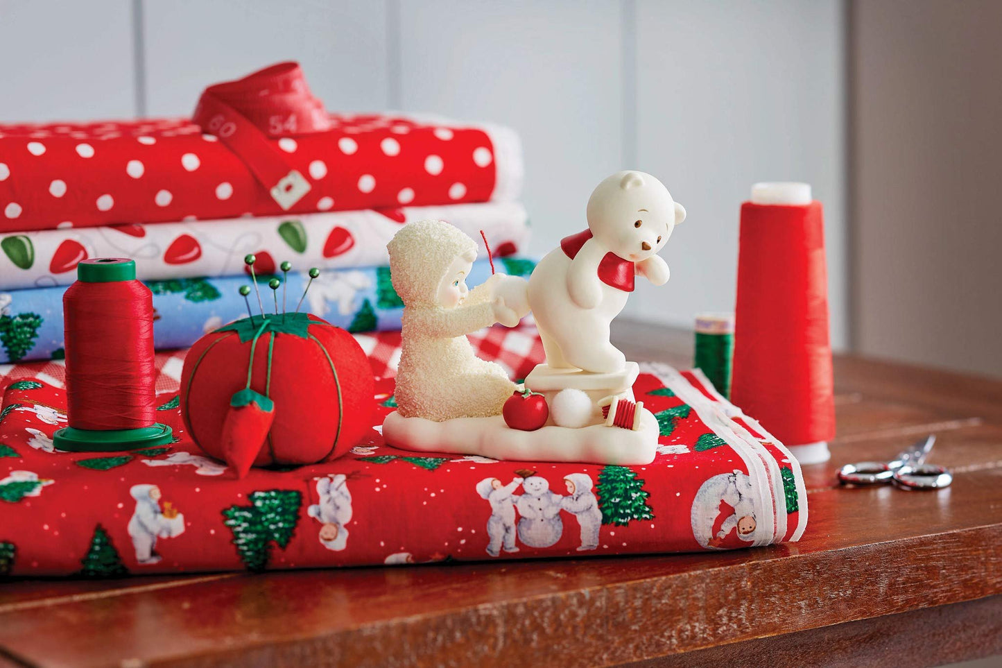 Department 56 Snowbabies Classics Christmas Memories Tip-to-Tail Repairs Figurine, 4.13 Inch, Multicolor