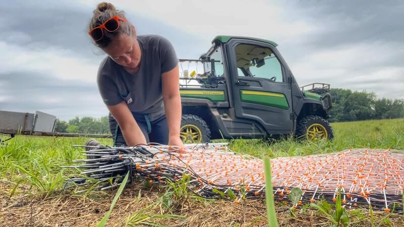 Gallagher 48" x 82' Electric Poultry Netting | Highly Conductive Braided Electric Chicken Fencing with Double-Spiked Fiberglass Posts | Electric Fencing for Backyards, Pastures, Farms and Homesteads