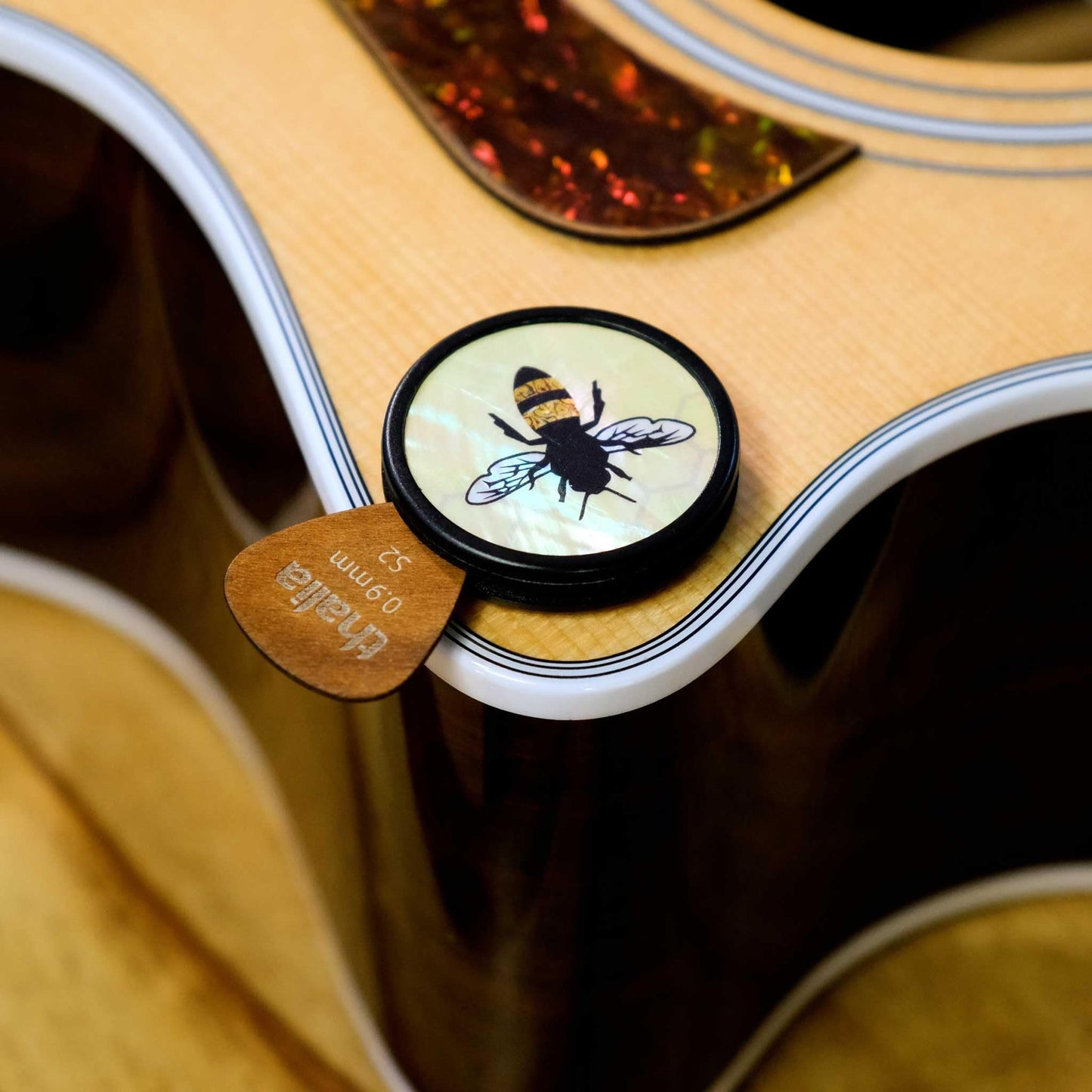 Thalia Shell Pick Puck (Vintage Pearl Bee)